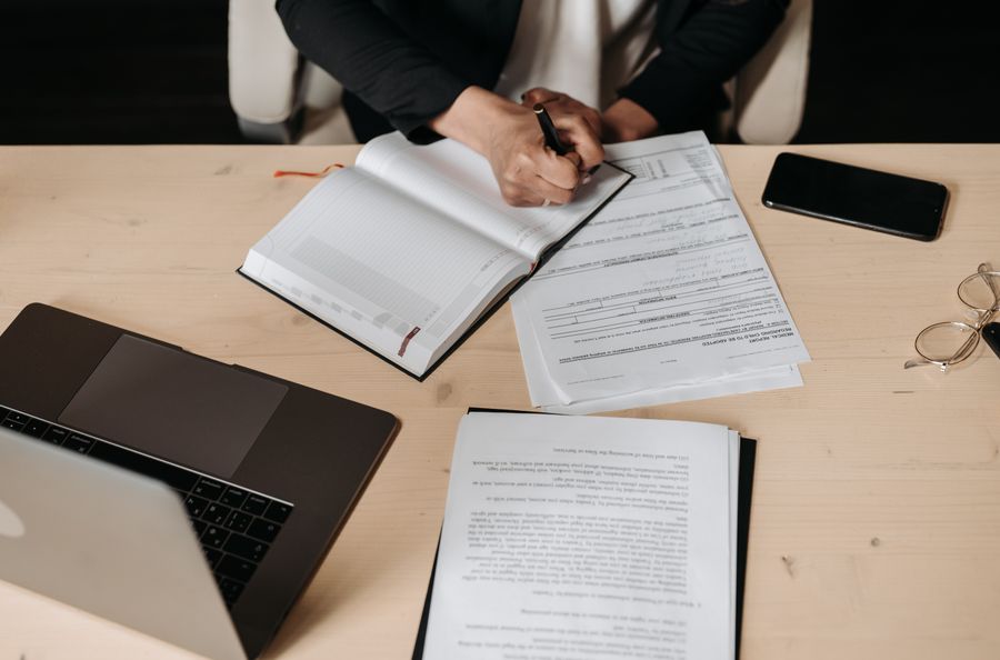 Bureau d’une petite entreprise : documents de contrat, ordinateur et notes de travail
