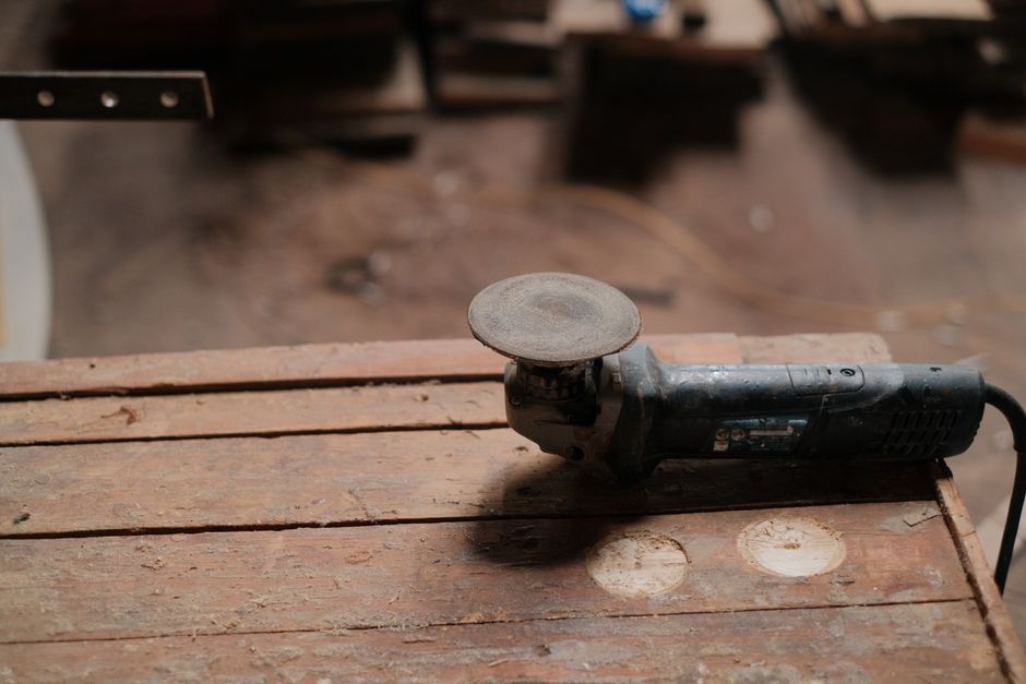 Artisane à son établi, entourée de ses outils et de ses pièces en cours